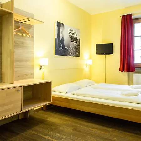 Euro Youth Hostel *
